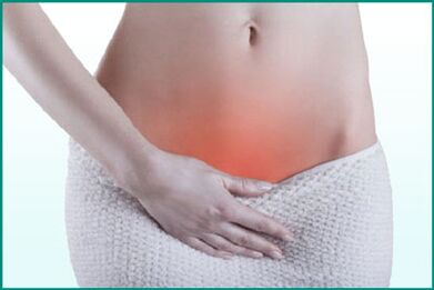 Valu kõhukelmes tsüstiidiga naisel